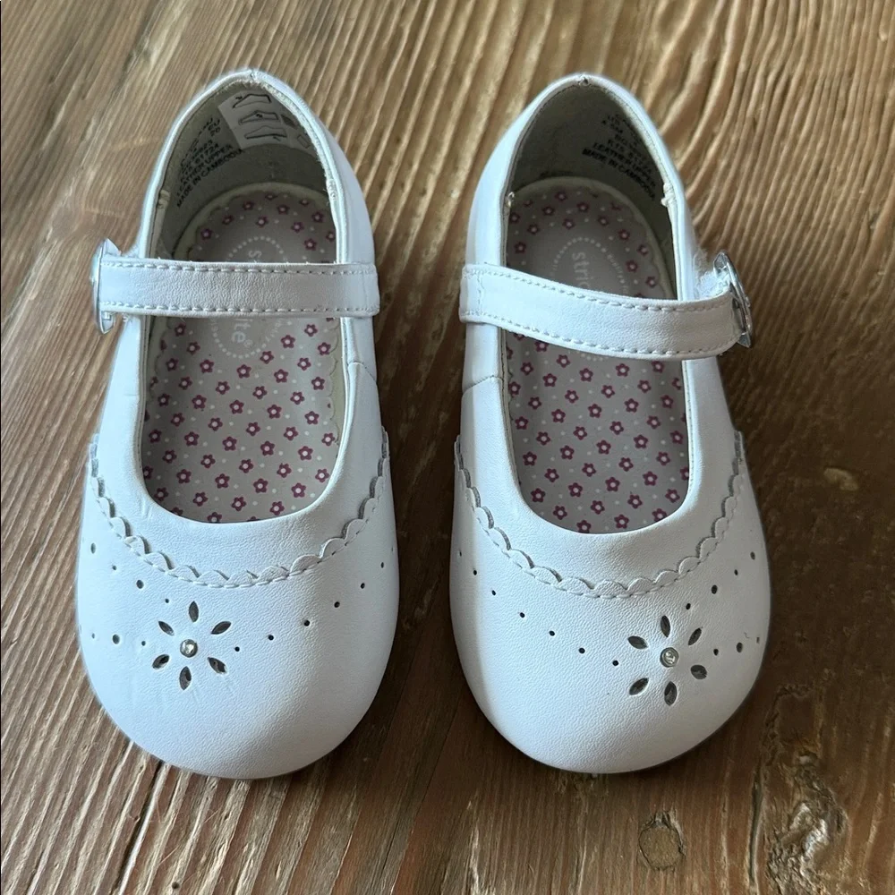 Stride Rite white Mary Jane (Girl) Shoes Size 4.5M - see flaw picture